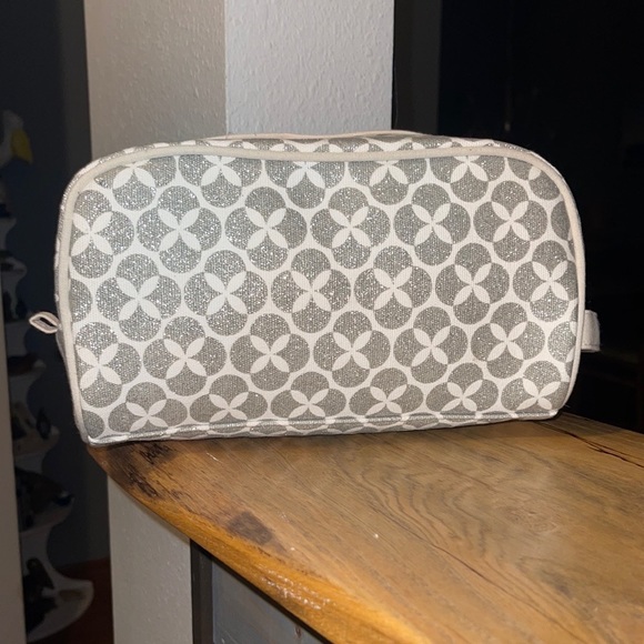 Audrey & Lewis Sparkly Silver & White Travel Bag - Picture 2 of 13